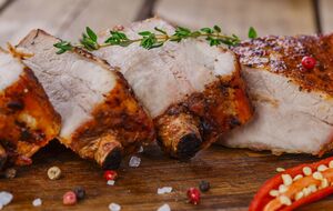 Перед запіканням ребра потрібно змастити гірчицею