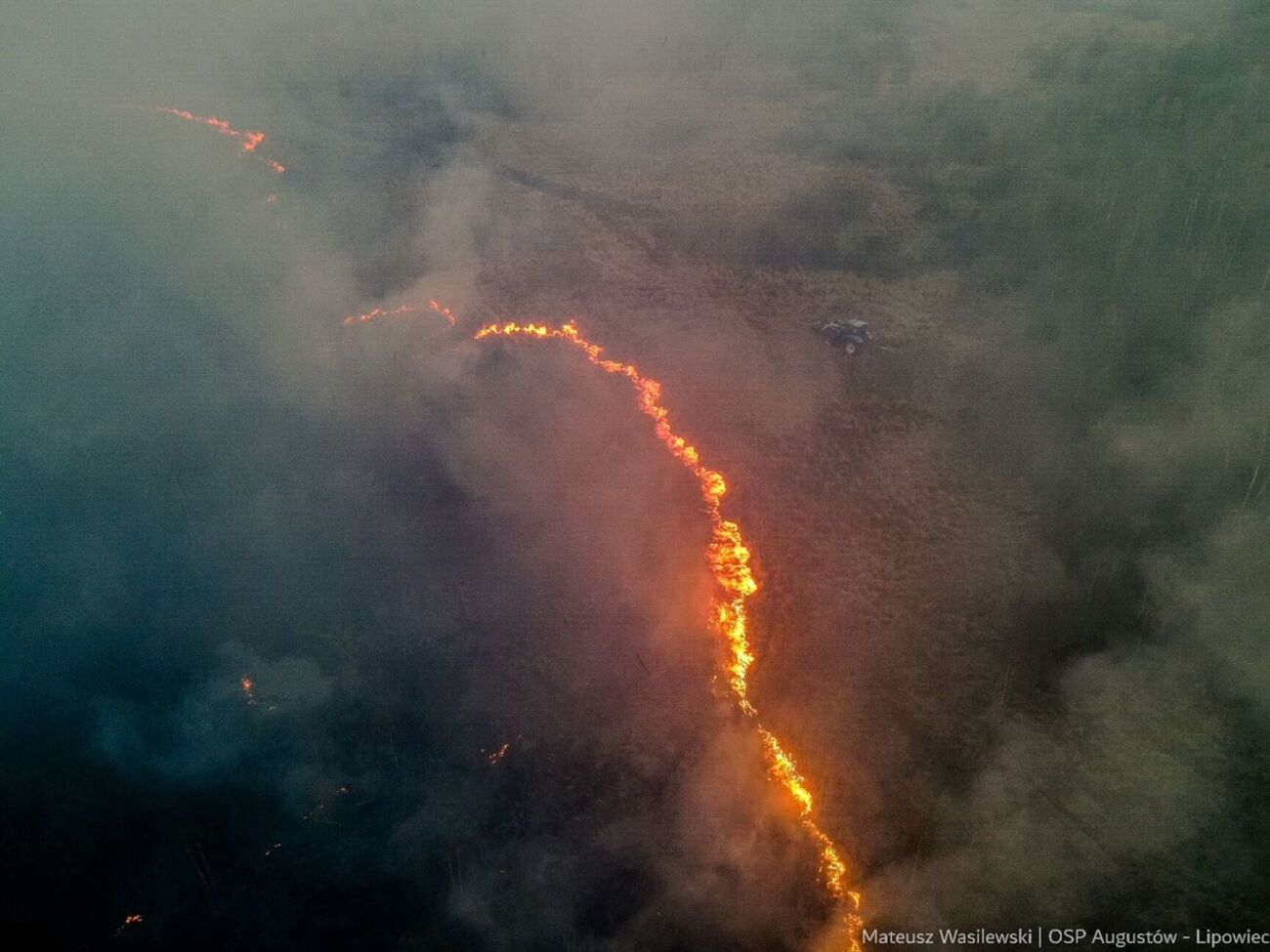 Из-за труднодоступности к месту пожарные используют квадроциклы, вертолеты и самолеты
