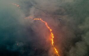 Из-за труднодоступности к месту пожарные используют квадроциклы, вертолеты и самолеты
