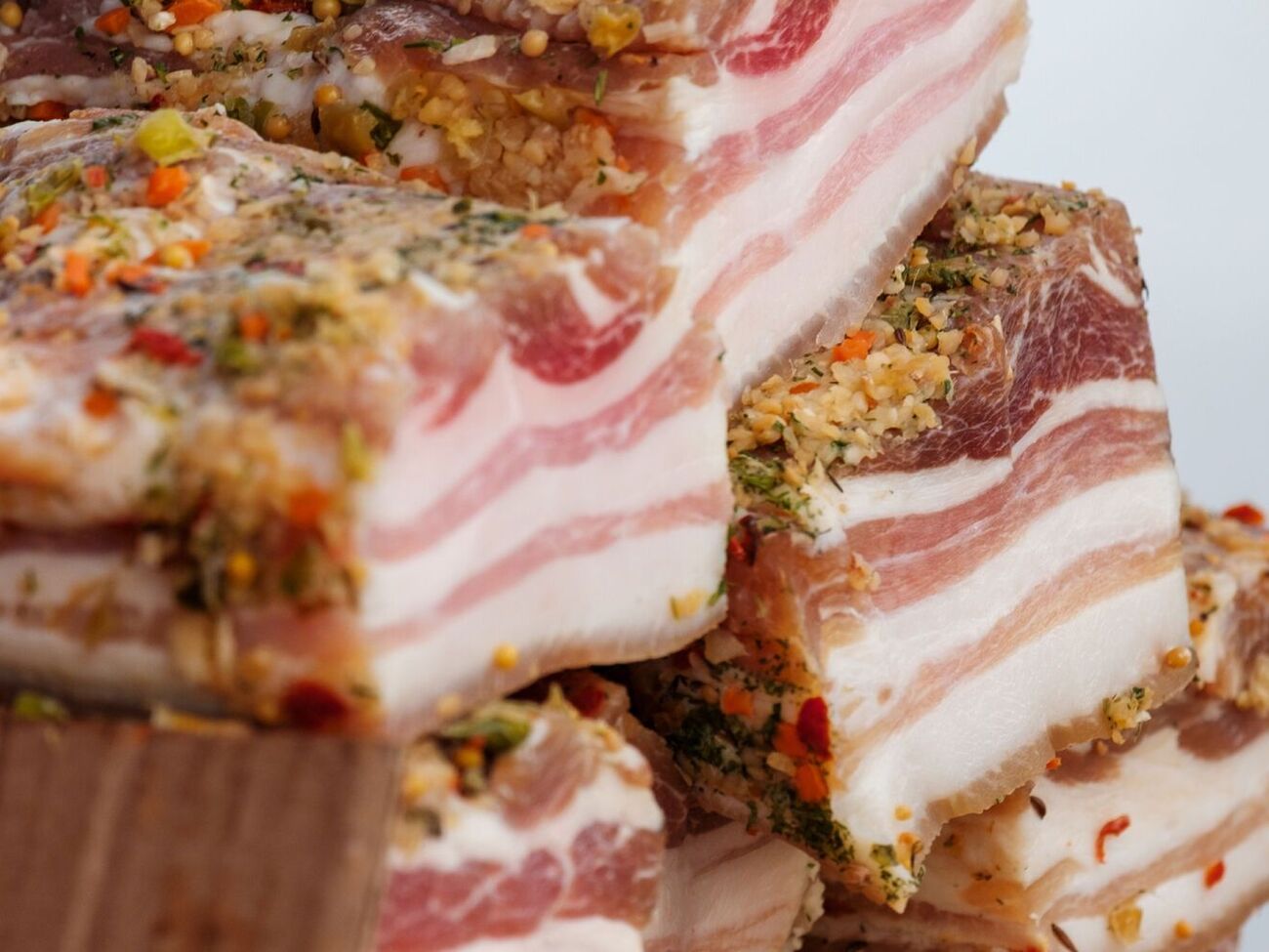 Сало нужно натереть четырьмя зубчиками чеснока