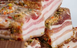 Сало нужно натереть четырьмя зубчиками чеснока