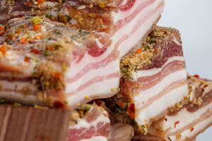 Сало нужно натереть четырьмя зубчиками чеснока