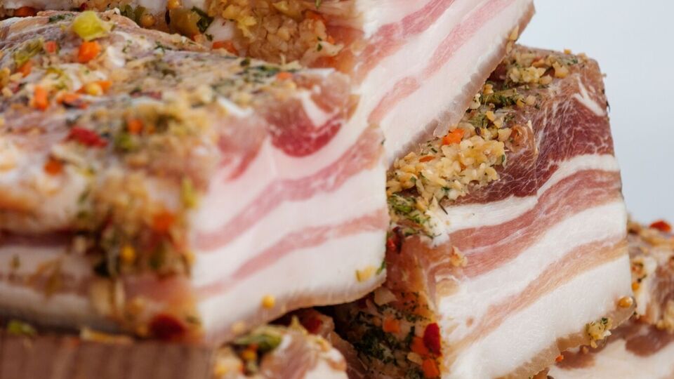 Сало нужно натереть четырьмя зубчиками чеснока