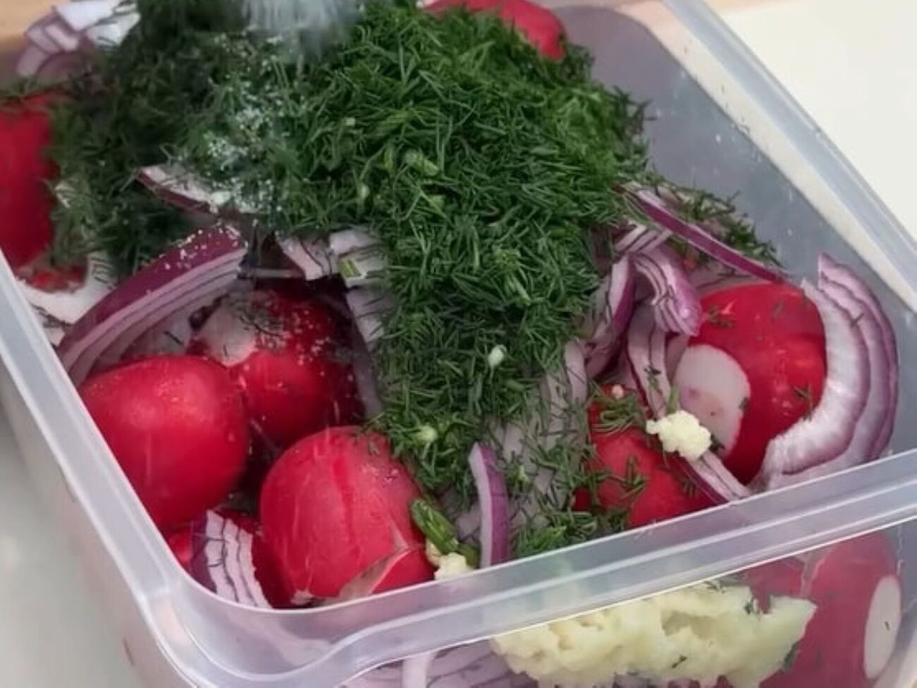 Редиску во время приготовления нужно слегка отбить