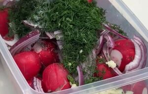 Редиску во время приготовления нужно слегка отбить