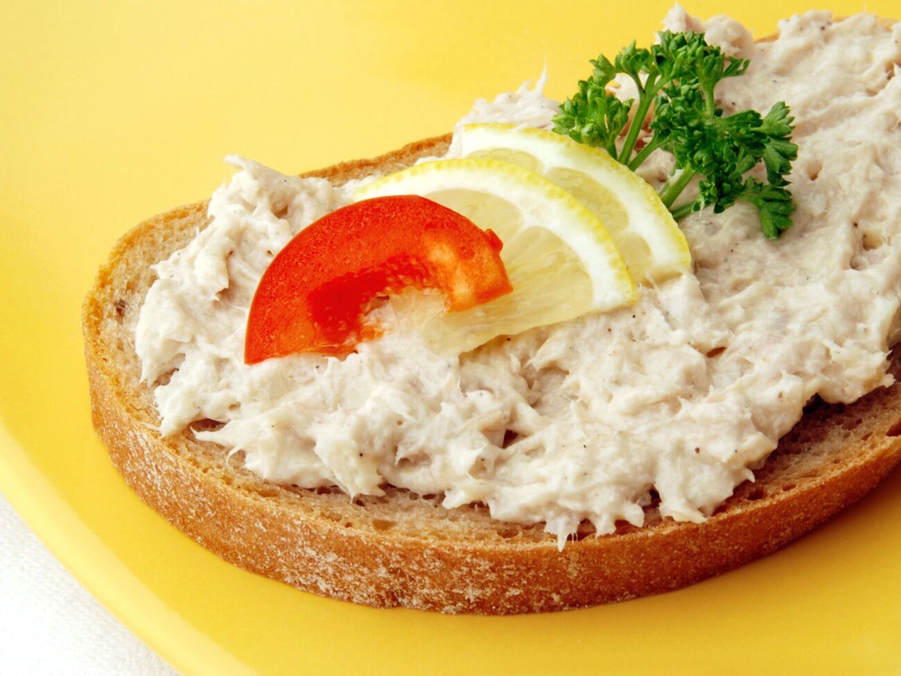 Паштет краще подавати на хлібі