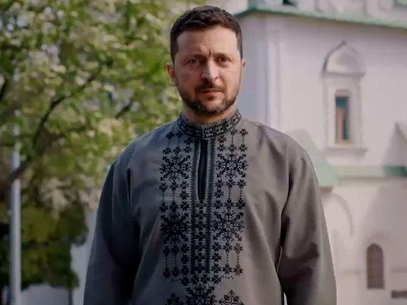 Орнамент вишитої сорочки Зеленського містить слова "боротьба" і "воля"