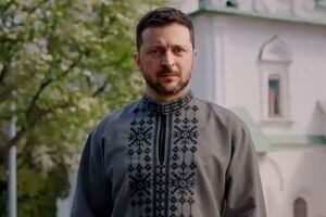 Орнамент вышитой рубашки Зеленского содержит слова "боротьба" и "воля"