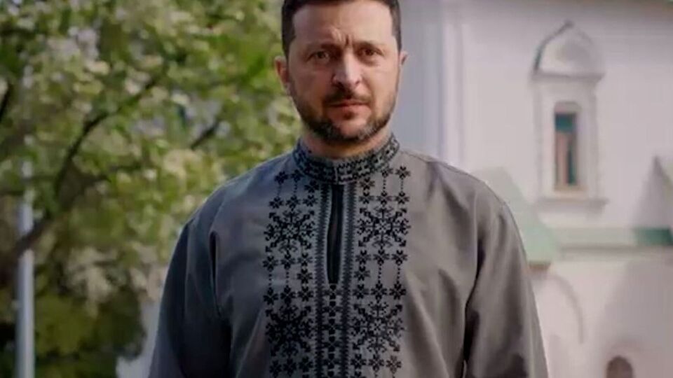 Орнамент вышитой рубашки Зеленского содержит слова "боротьба" и "воля"