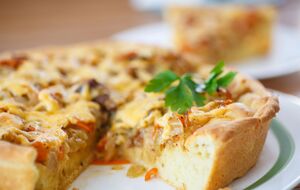 Легкий заливной пирог получается удивительно вкусным
