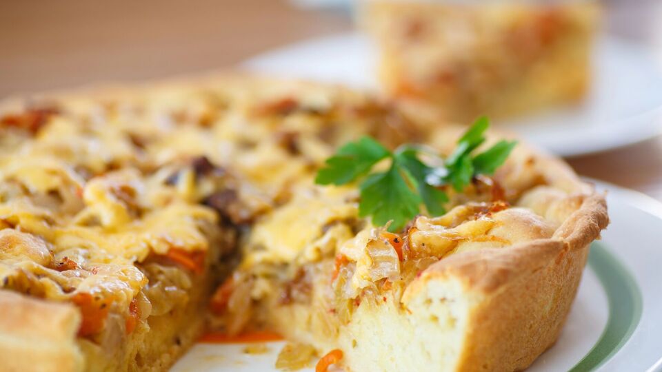 Легкий заливной пирог получается удивительно вкусным