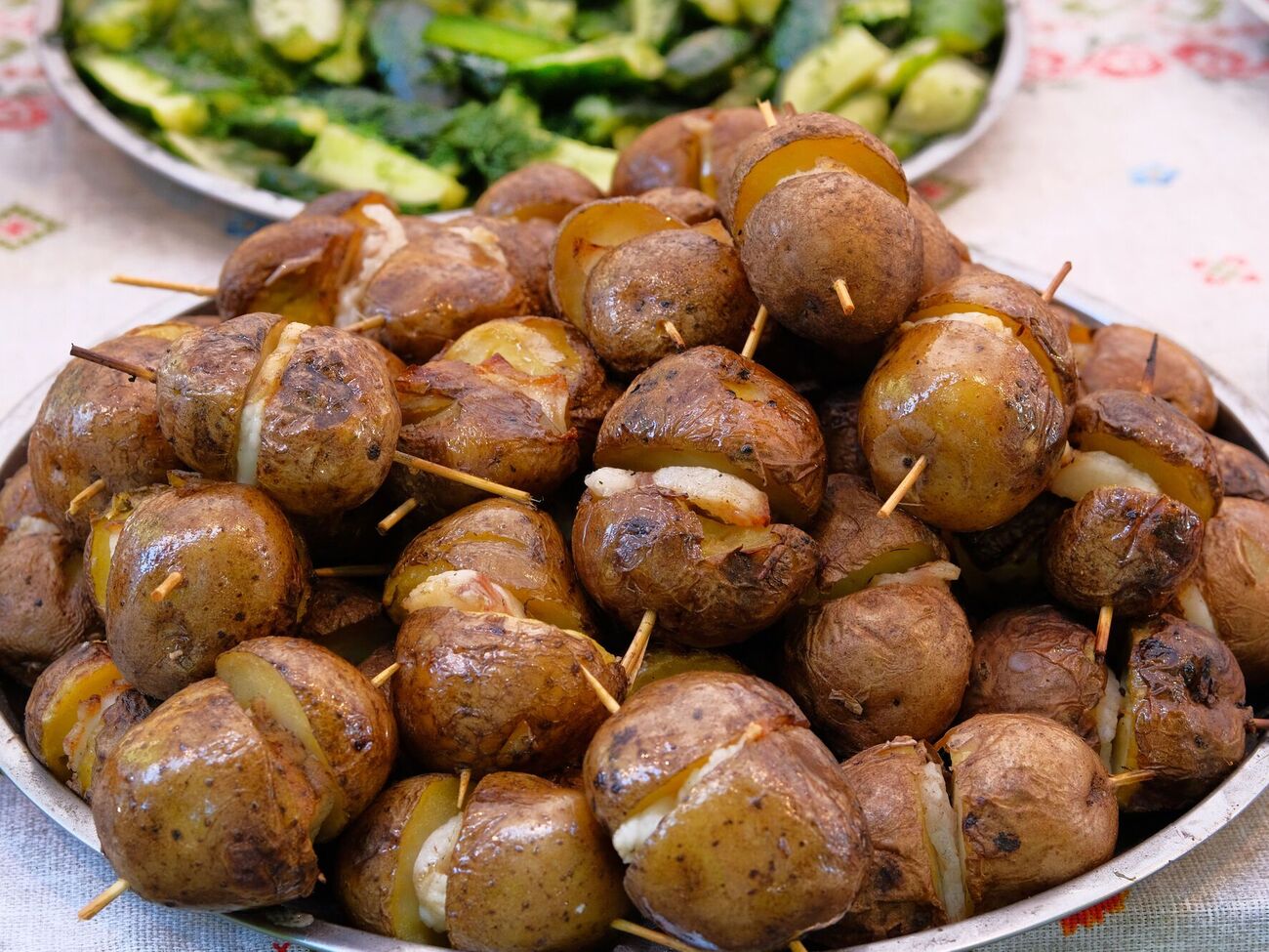 Чтобы картофель был мягким, перед запеканием его лучше проварить