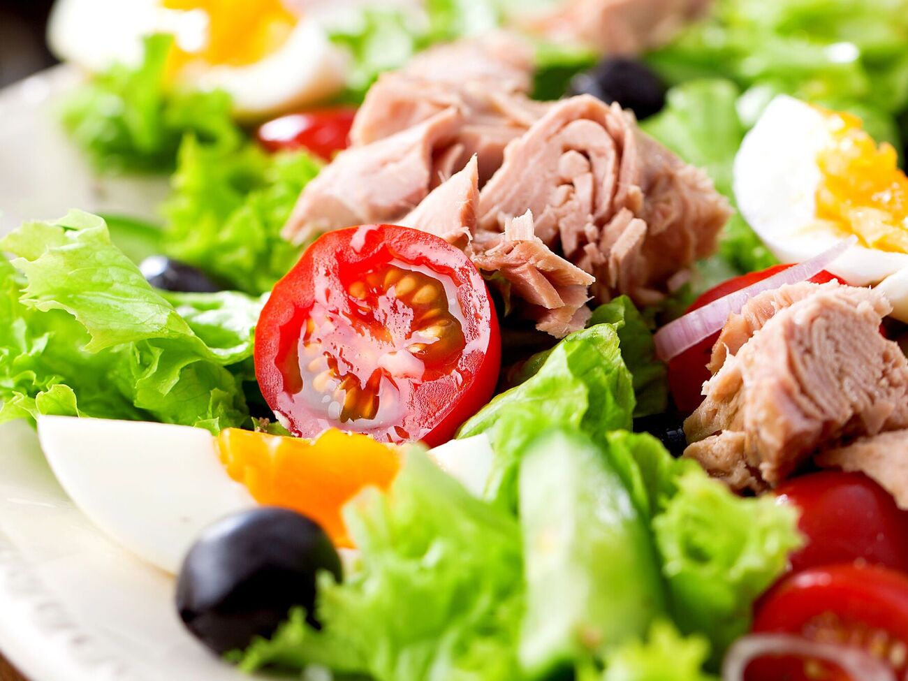 Салат с тунцом готовится очень просто – нарезать овощи и смешать