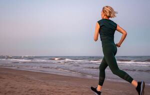 По словам Бойко, женщинам старще 40 лет лучше отдать предпочтение не бегу, а силовым упражнениям