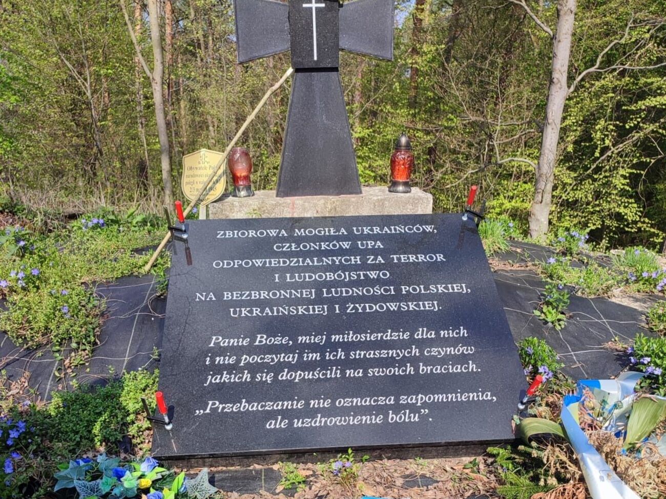 Неизвестные заменили мемориальную табличку, установленную после акта вандализма в 2020 году (на фото она)