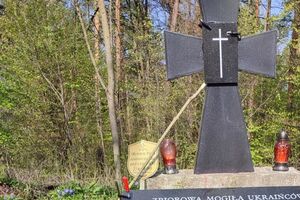 Невідомі замінили меморіальну табличку, яку встановили після акту вандалізму 2020 року (на фото вона)