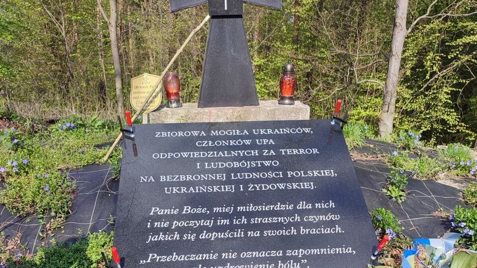 Неизвестные заменили мемориальную табличку, установленную после акта вандализма в 2020 году (на фото она)