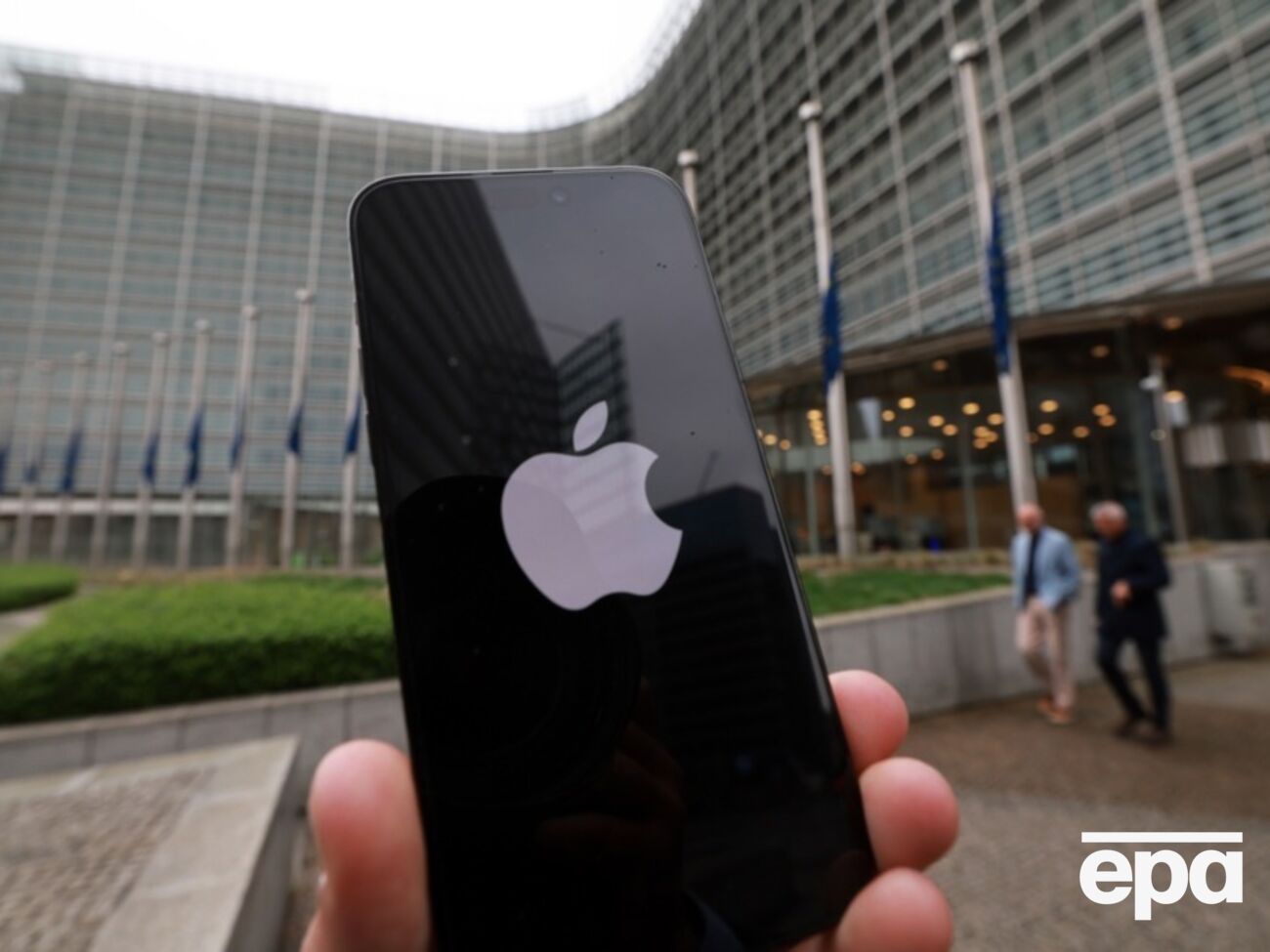 Apple и Meta обязаны выполнить решение комиссии в течение 60 дней, иначе им грозят периодические штрафные выплаты