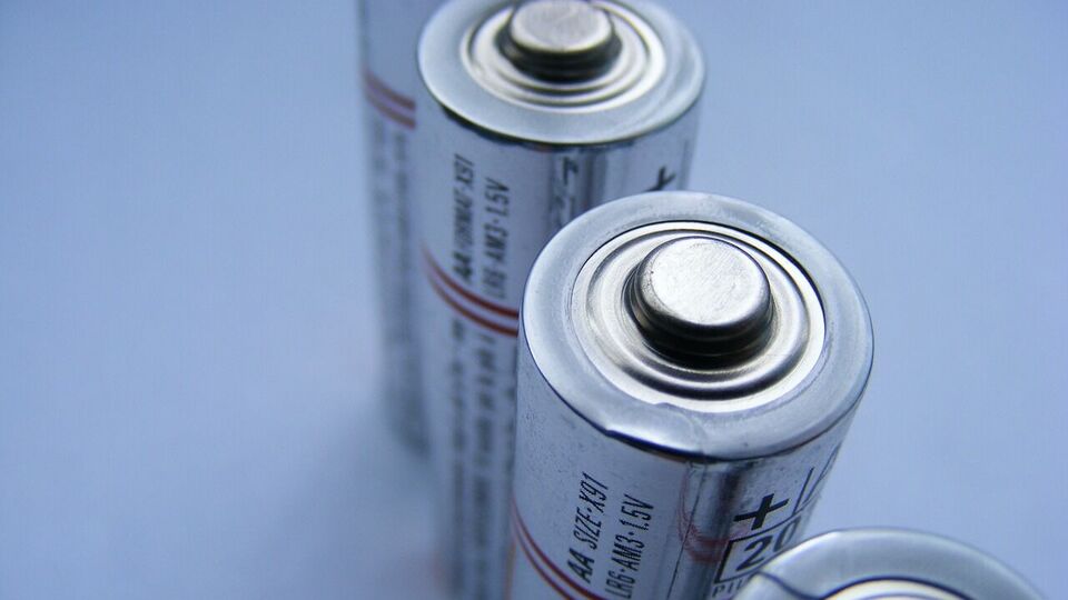 Подросток пытался разобрать батарейку, пишут в полиции