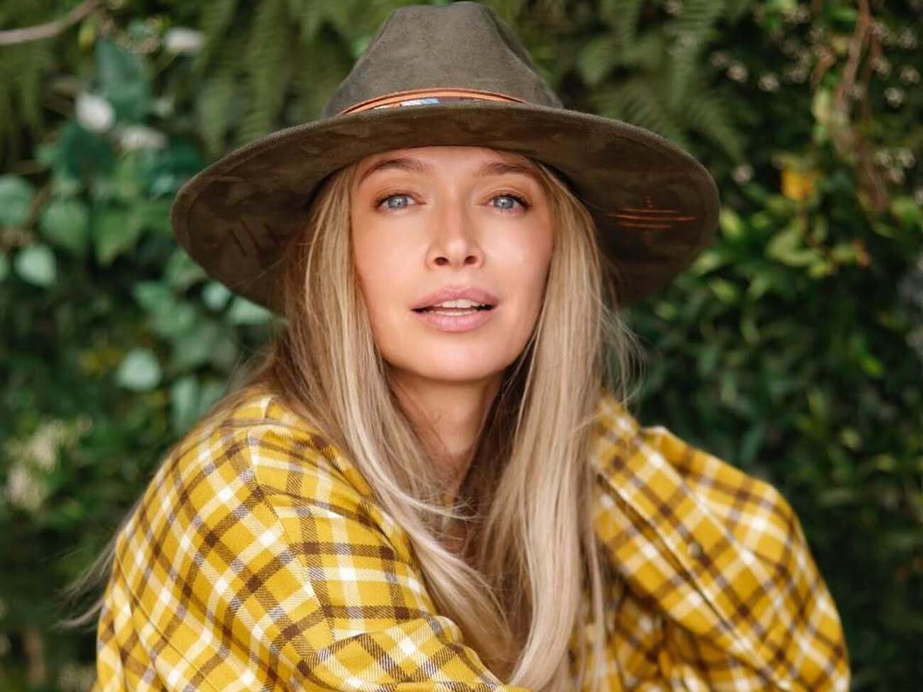 Брежнева показала два образа с сапогами для посещения фестиваля Соаchella