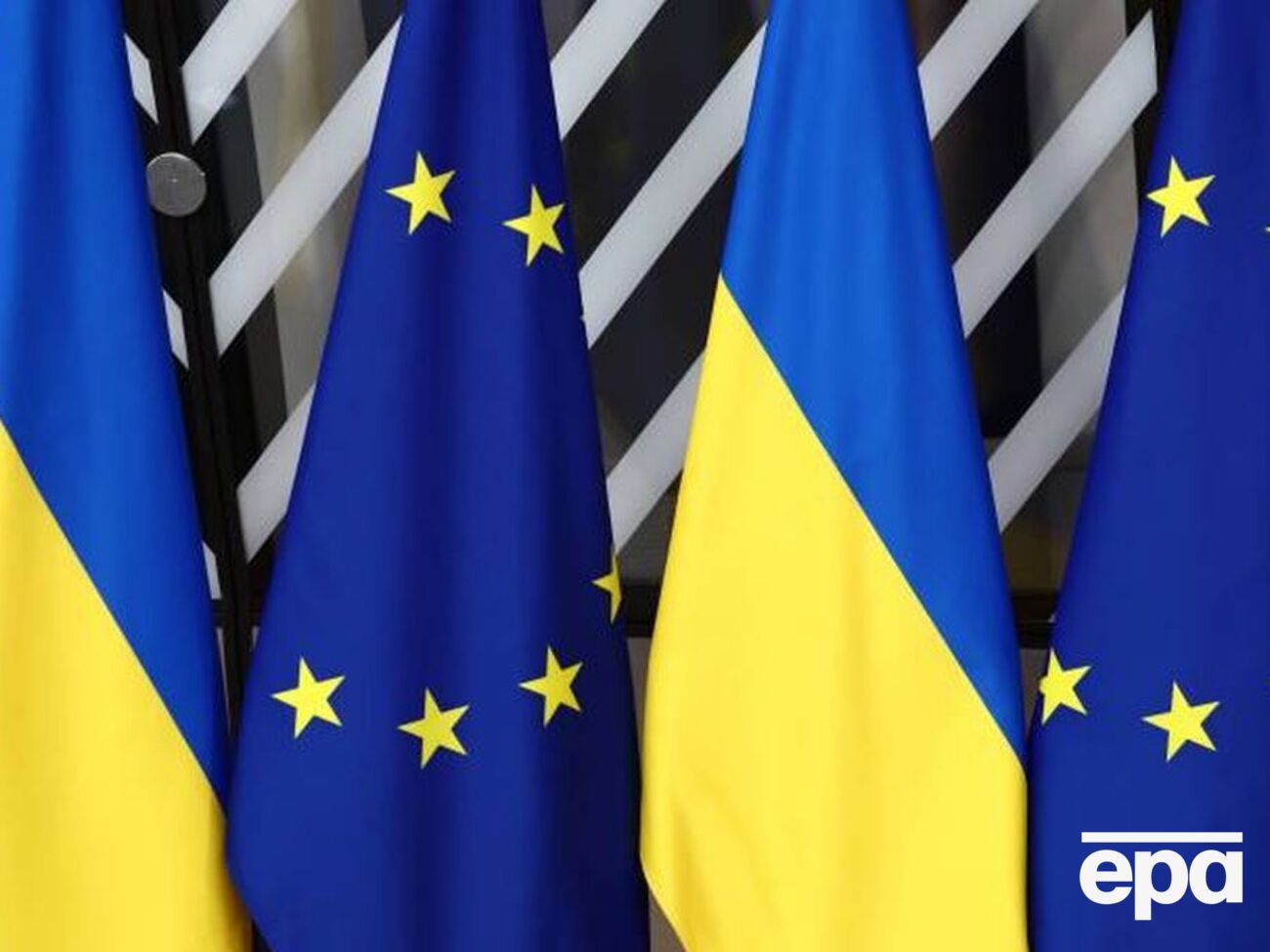 По данным издания, европейские чиновники опасаются, что уступки стране-агрессору России могут привлечь ее к дальнейшей агрессии в других регионах