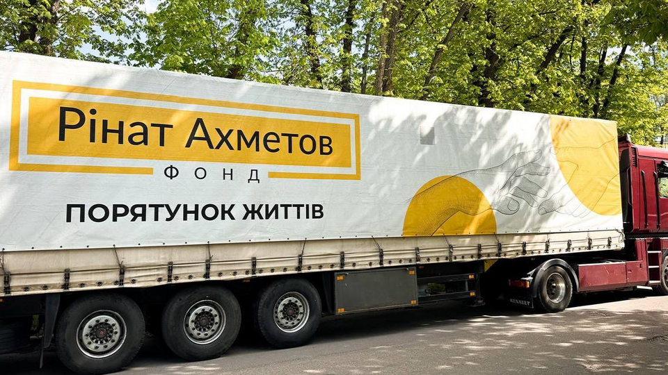 Фонд Рината Ахметова предоставляет переселенцам помощь продуктовыми наборами
