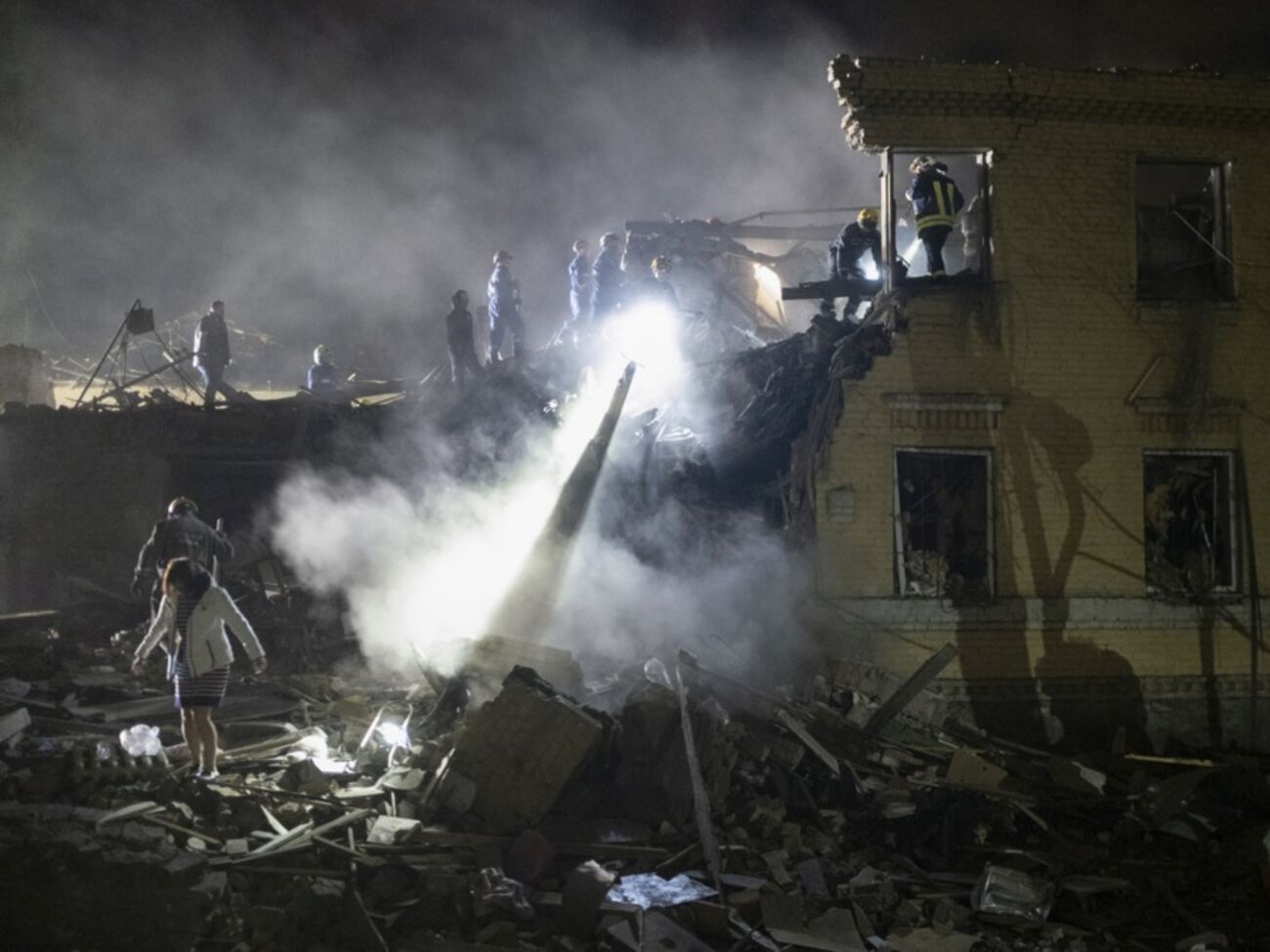 Разбор завалов в Киеве продолжается с ночи