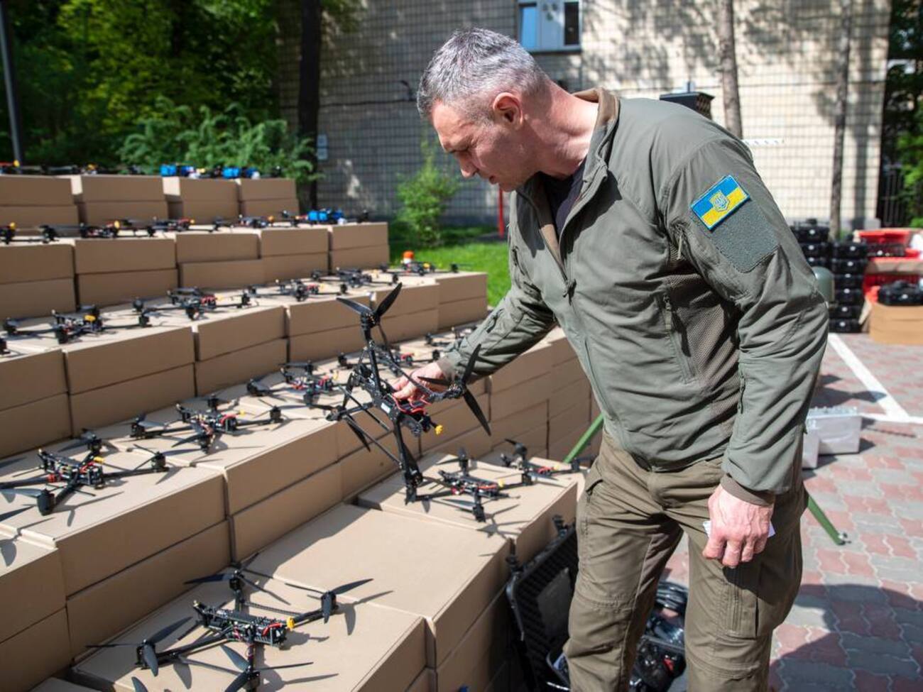 За словами Віталія Кличка, громада і далі допомає військовим