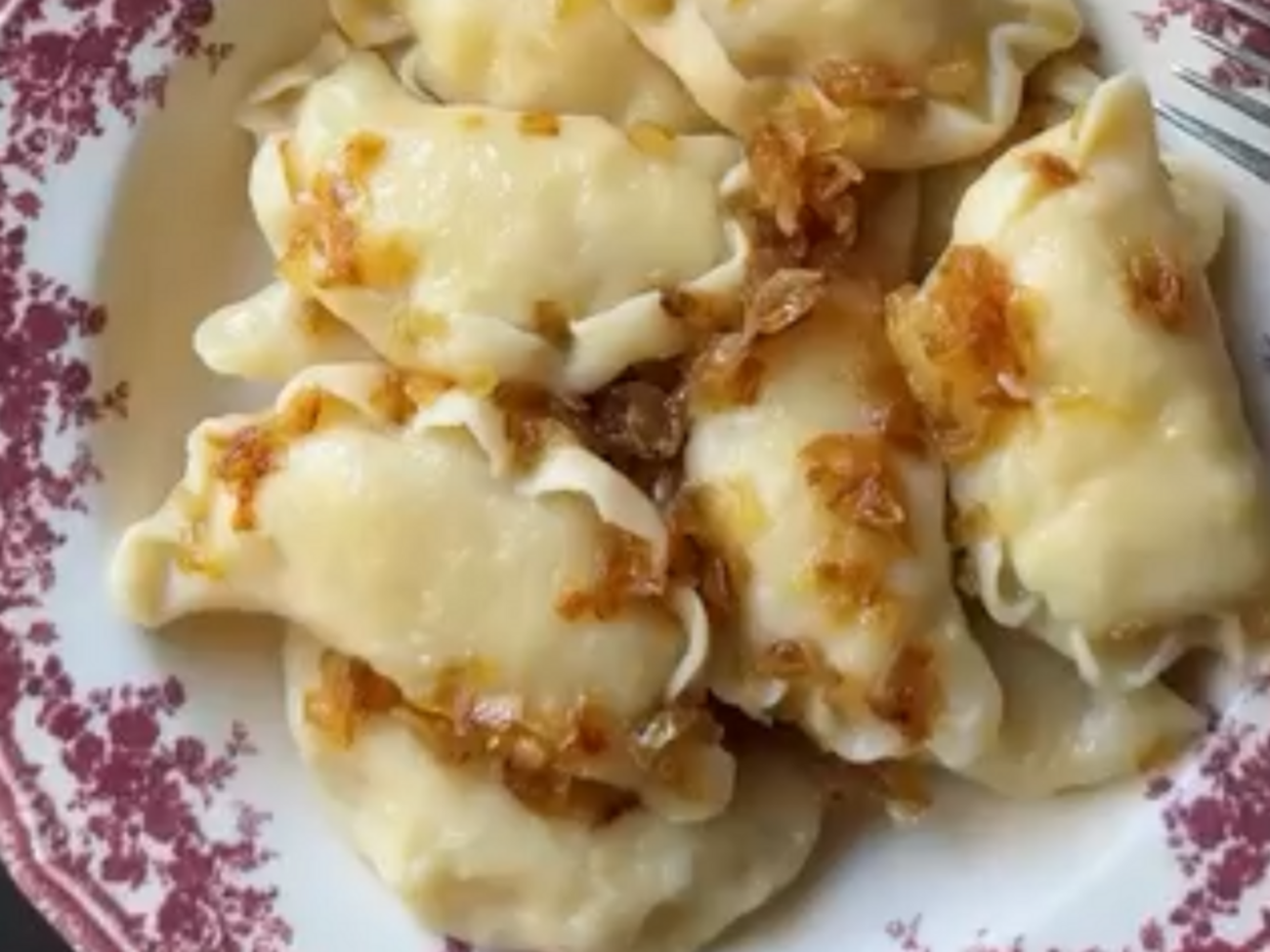 Перед тем как сформировать вареники, тесто должно постоять около 15 минут