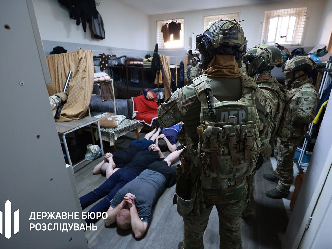 Среди задержанных – восемь сотрудников учреждения и пять заключенных