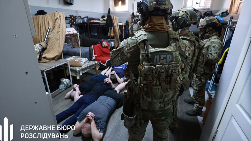 Среди задержанных – восемь сотрудников учреждения и пять заключенных
