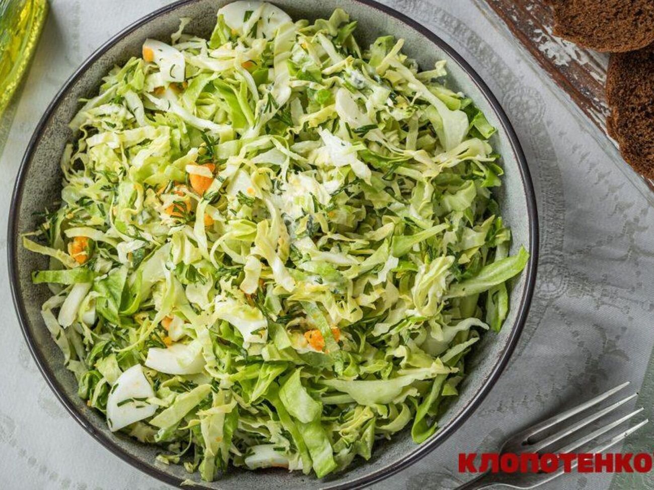 Заправьте салат растительным маслом, посолите и поперчите по вкусу, перемешайте и подавайте
