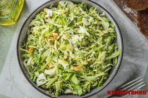 Заправьте салат растительным маслом, посолите и поперчите по вкусу, перемешайте и подавайте