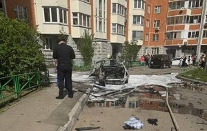 Паблики пишут, что взрыв произошел, когда генерал вышел из подъезда