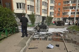 Паблики пишут, что взрыв произошел, когда генерал вышел из подъезда