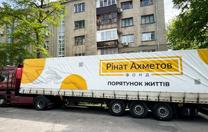Фонд Рината Ахметова передал продукты людям, которые эвакуировались в Харьков