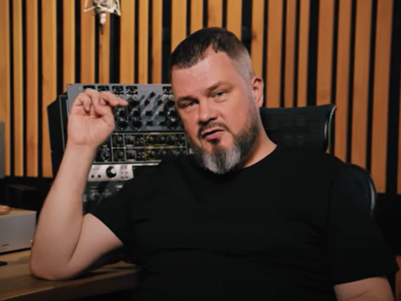 Лисица родился 2 августа 1975 года в Запорожье