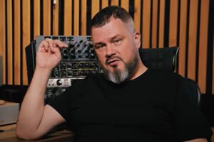 Лисица родился 2 августа 1975 года в Запорожье