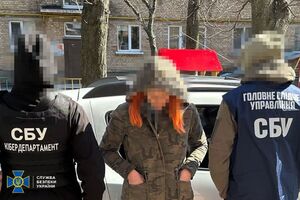 Также фигурантка, предположительно, должна была отслеживать последствия российских ракетно-дроновых ударов и корректировать дальнейший огонь