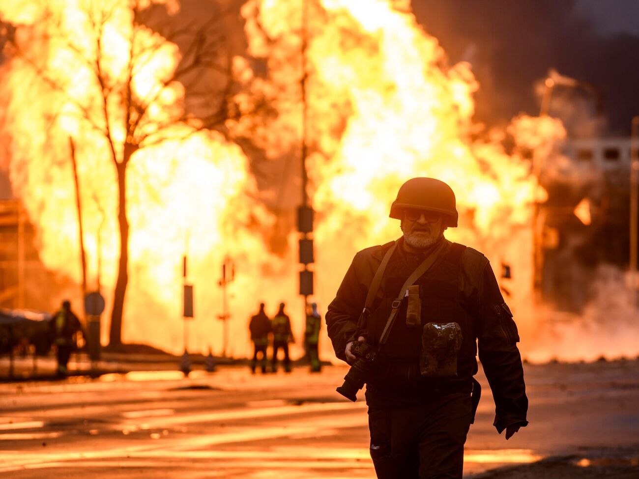 Лукацкий отметил, что полиция выгоняет журналистов за ограничительную ленту, препятствуя распространению информации о российских ударах