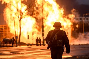 Лукацкий отметил, что полиция выгоняет журналистов за ограничительную ленту, препятствуя распространению информации о российских ударах