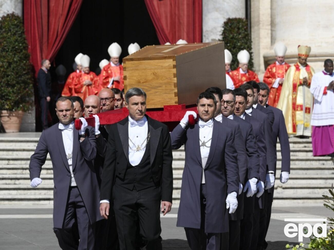 Тело понтифика везут хоронить