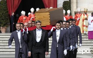 Тело понтифика везут хоронить