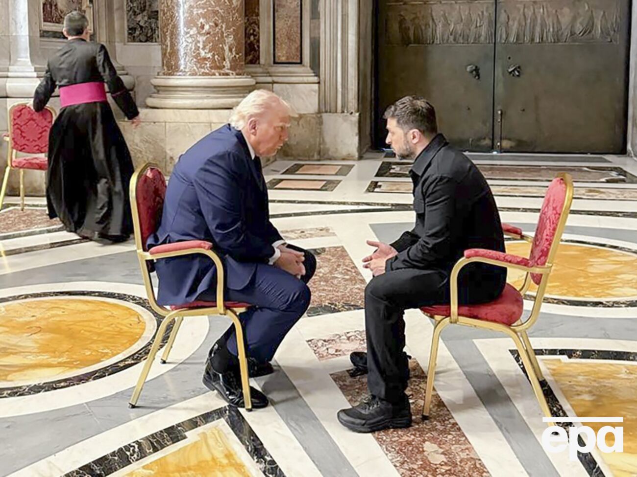 Трамп и Зеленский поговорили перед похоронами Франциска