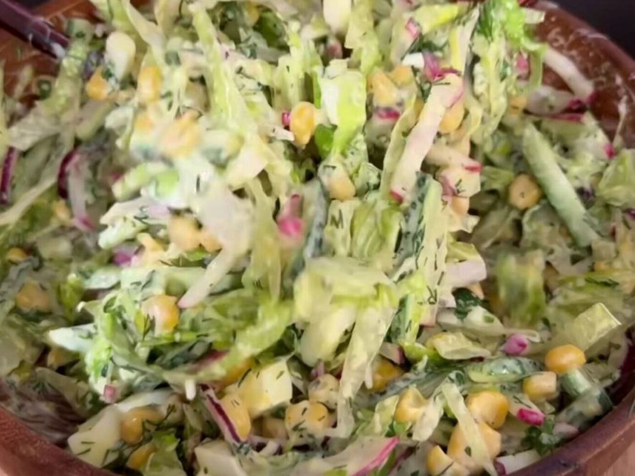 Для соуса вам понадобятся горчица, сметана, оливковое масло и специи