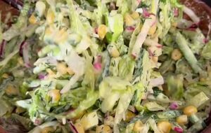 Для соуса вам понадобятся горчица, сметана, оливковое масло и специи