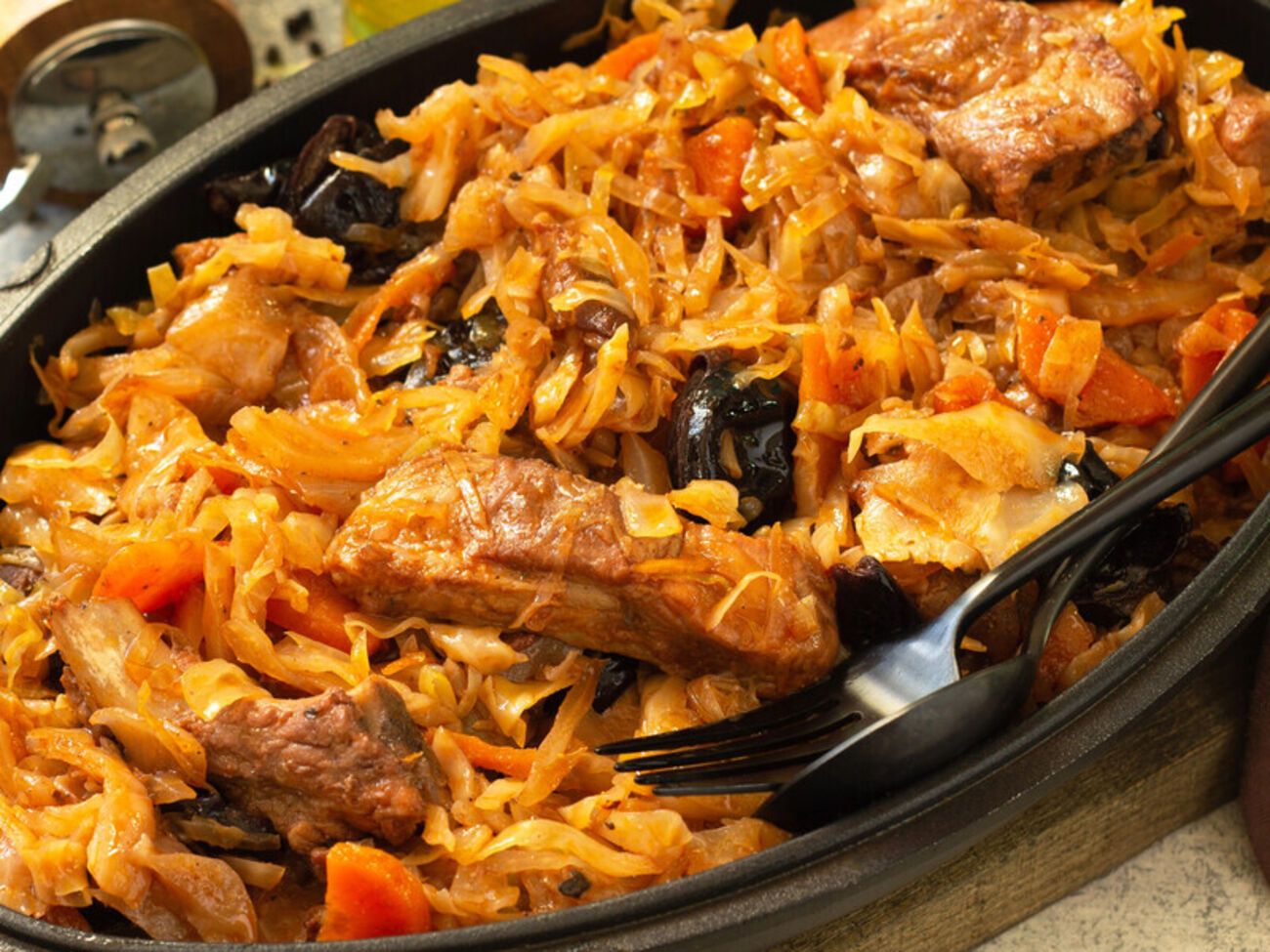 У капусту додайте 150 г копченої шинки