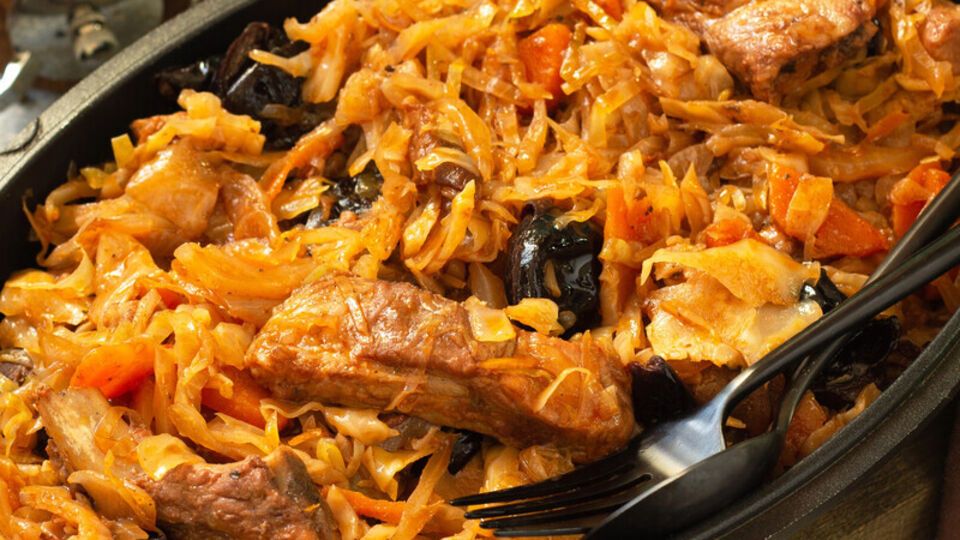 В капусту добавьте 150 г копченой ветчины