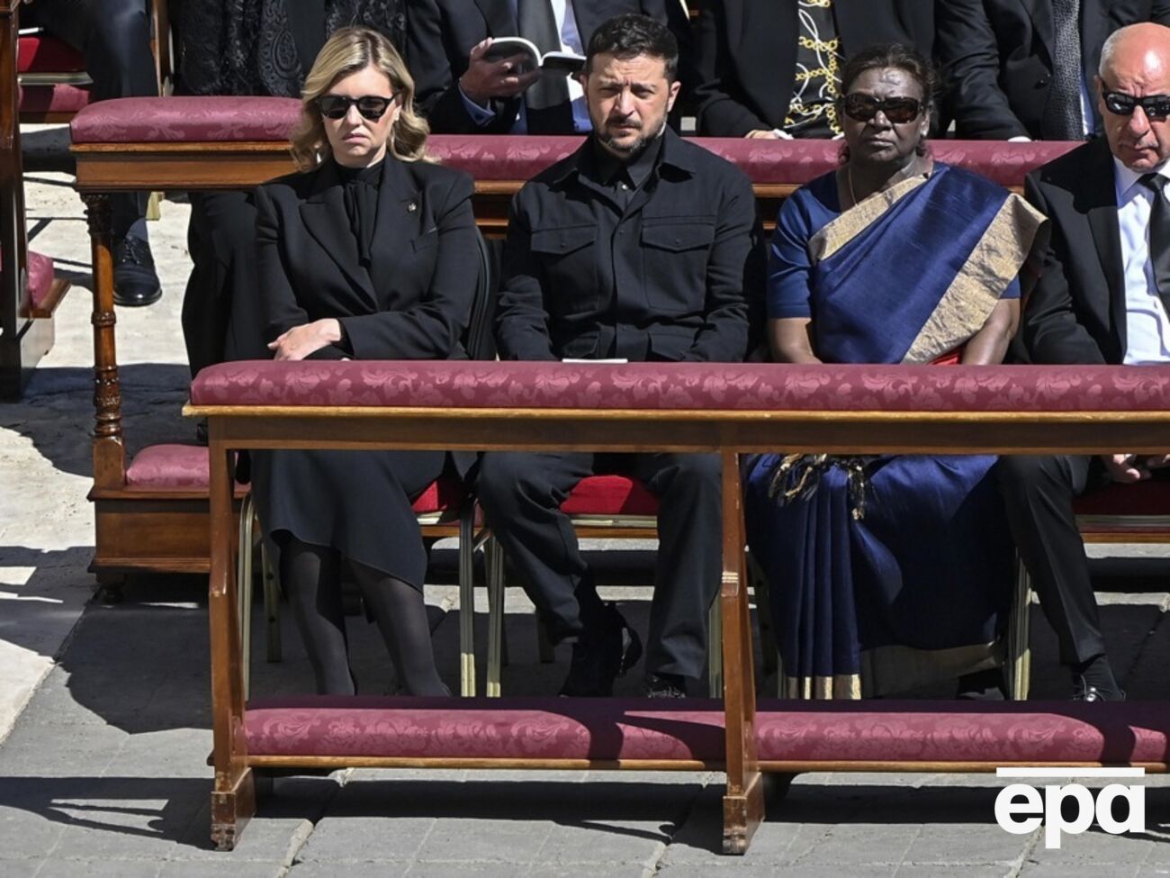 Обычно места для мировых лидеров распределяют в алфавитном порядке на французском языке, Зеленский должен был бы сидеть в третьем ряду или даже дальше