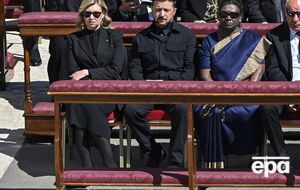 Обычно места для мировых лидеров распределяют в алфавитном порядке на французском языке, Зеленский должен был бы сидеть в третьем ряду или даже дальше